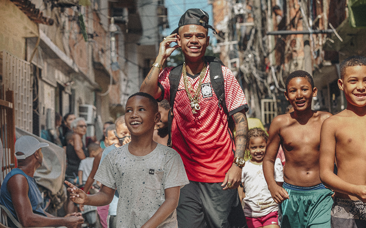 Mc Cabelinho O Cronista Da Vida Favela Lança O Vídeo Clipe Maré