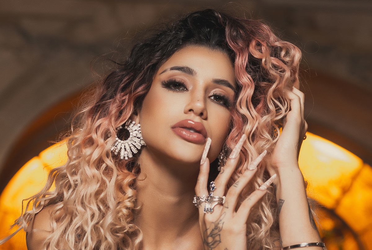 Azzy anuncia seu aguardado EP LOVEZY